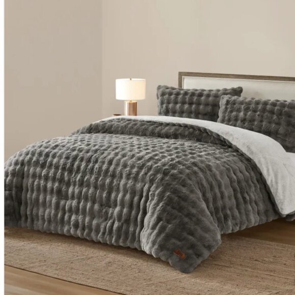 QUEEN FRYE Classic 3-piece Faux Fur Luxury Comforter Set - Picture 1 of 7